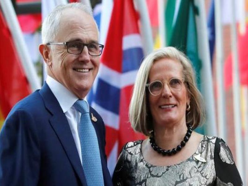 French president says 'Dalícias' to PM's wife | फ्रान्सच्या राष्ट्रपतींनी ऑस्ट्रेलियाच्या पंतप्रधानांच्या पत्नीला म्हटलं 'डिलिशियस'