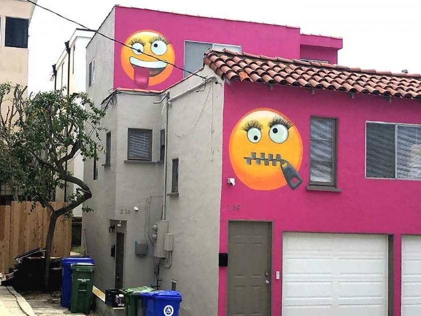 The house painted with spiteful smileys and other emoji rows in America | शेजाऱ्यांना खूश करण्यासाठी घरावर इमोजी काढणं पडलं महागात, हेच ठरलं महिलांच्या भांडणाचं कारण!