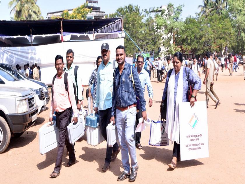 Ratnagiri-Sindhudurg Lok Sabha Constituency staff sent to 332 polling stations with materials | रत्नागिरी-सिंधुदुर्ग लोकसभा मतदारसंघात ३३२ मतदान केंद्रांवर साहित्यासह कर्मचारी रवाना!