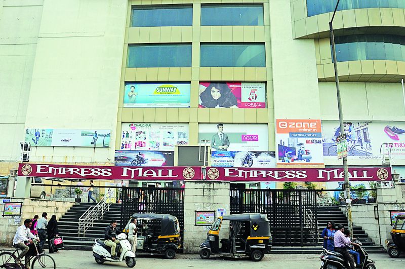 For the illegal construction of the Empress mall in Nagpur, why protection? | नागपुरातील एम्प्रेस मॉलच्या अवैध बांधकामाला अभय कशासाठी ?