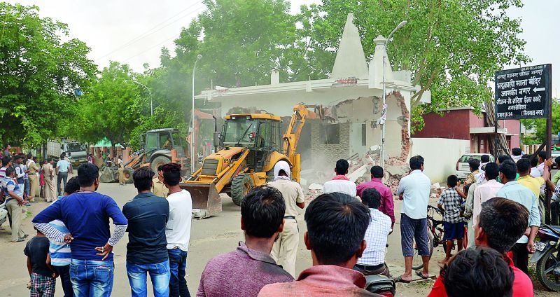 In Nagpur, unauthorized construction of 18 religious places was destroyed | नागपुरात १८ धार्मिक स्थळांचे अनधिकृत बांधकाम हटविले