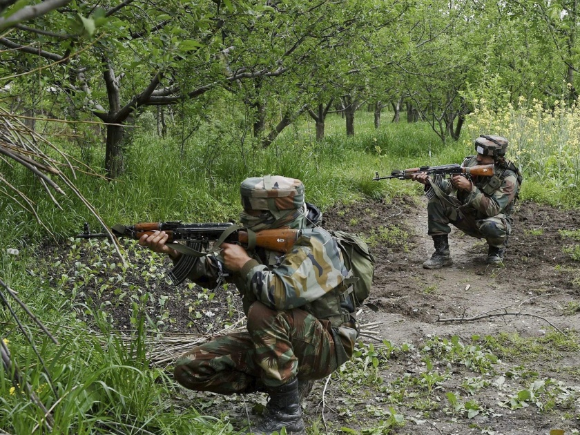 Firing of militants in military base in Kashmir | काश्मीरमध्ये दहशतवाद्यांचा लष्करी तळावर गोळीबार, एक जवान जखमी
