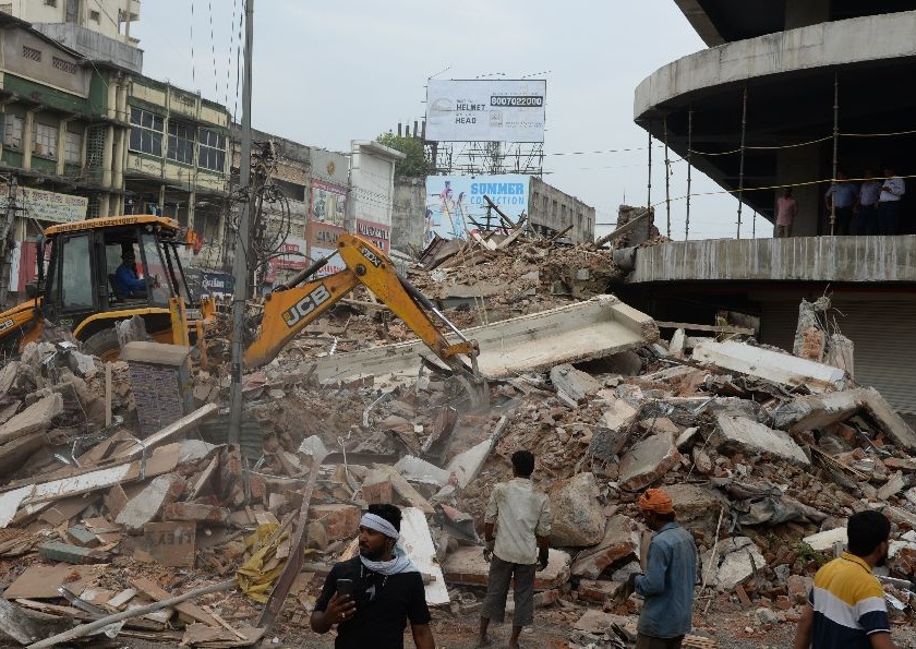 NIT Nagpur Improvement Trust demolishes 35 shops in sitabuldi | पोलीस बंदोबस्तात सीताबर्डीतील ३५ दुकाने जमीनदोस्त; नागपूर सुधार प्रन्यासची कारवाई