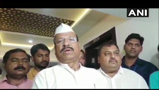 Shiv Sena State Minister Abdul Sattar reaction on his resignation | माझ्या राजीनाम्याच्या पुड्या सोडल्या जात आहेत; अब्दुल सत्तार यांचं घुमजाव