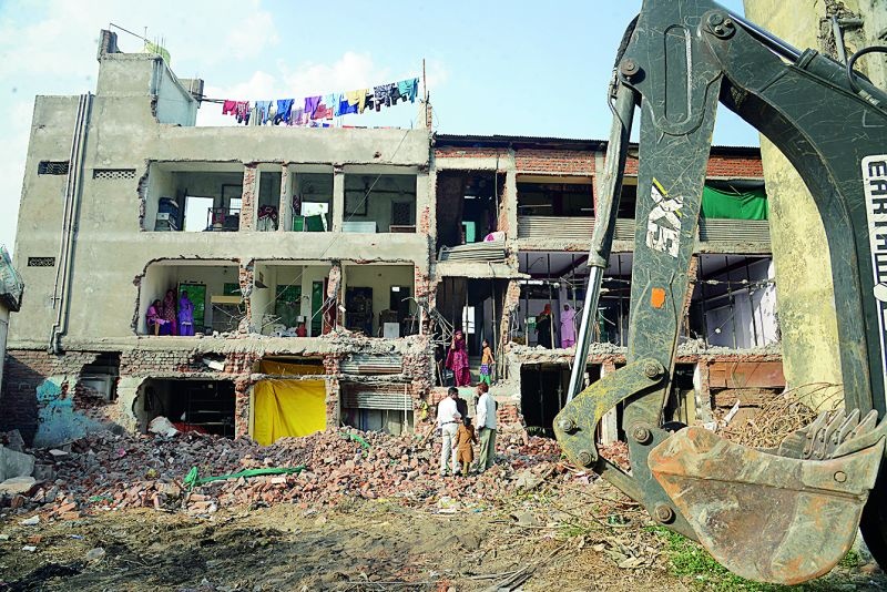 Hammer on illegal houses near Mayo hospital in Nagpur | नागपुरातील मेयो रुग्णालयालगतच्या अवैध घरांवर हातोडा