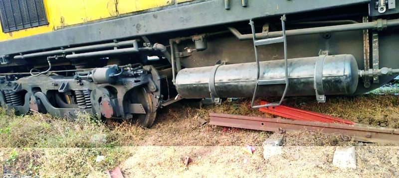 The Railway engine derailed at Ajni Yard | अजनी यार्डात रेल्वे इंजिन रुळावरून घसरले
