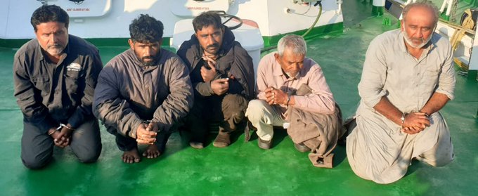 Gujarat ATS seizes 175 crore drugs at sea border; 5 Pakistani nationals arrested | गुजरात एटीएसकडून सागरी सीमेवर १७५ कोटींचे ड्रग्स जप्त; ५ पाकिस्तानींना केली अटक 