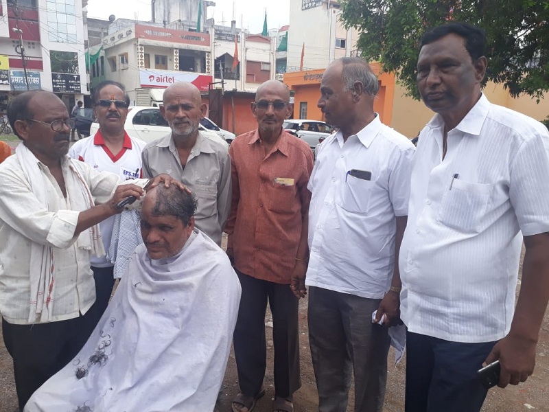 In front of the Parbhani District Collectorate, 21 genuine citizens made demands for pension increase | परभणी जिल्हाधिकारी कार्यालयासमोर पेंशन वाढीच्या मागणीसाठी २१ जेष्ट नागरिकांनी केले मुंडन