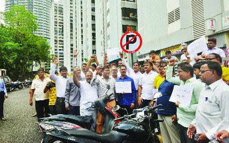 Opposition to illegal parking operations; Movement in Worli | बेकायदा पार्किंगवरील कारवाईला विरोध; वरळीमध्ये आंदोलन