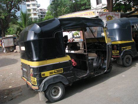 Three arrested for selling stolen rickshaws by changing chassis number | चेसी नंबर बदलून चोरीच्या रिक्षा विकणाऱ्या तिघांना अटक