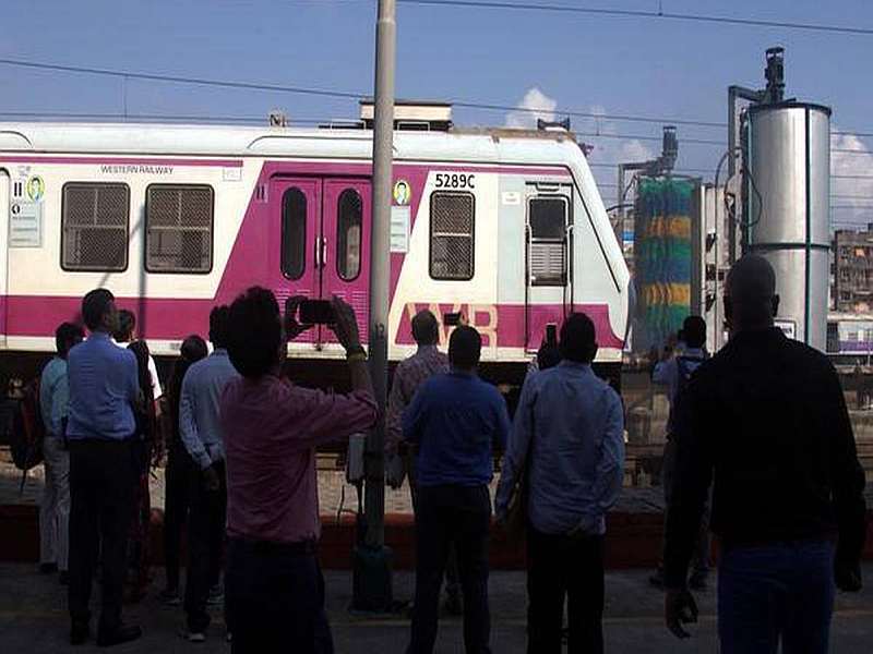 Western Railways charges a fine of Rs 2 crore from uninsured passengers | पश्चिम रेल्वे मार्गावर विनातिकीट प्रवाशांकडून ११३ कोटींची दंड वसुली