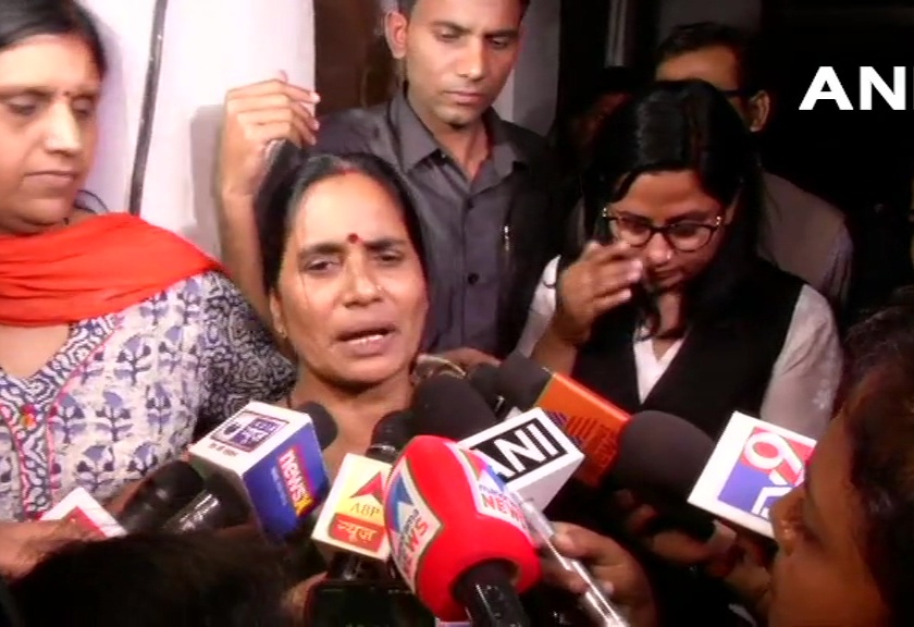 Nirbhaya Case: I hugged my daughter's picture & 'finally you got justice Said Nirbhaya Mother Ashadevi pnm | Nirbhaya Case: अखेर ‘तुला’ न्याय मिळाला; मुलीचा फोटो मिठीत घेत आई झाली भावूक, म्हणाली...