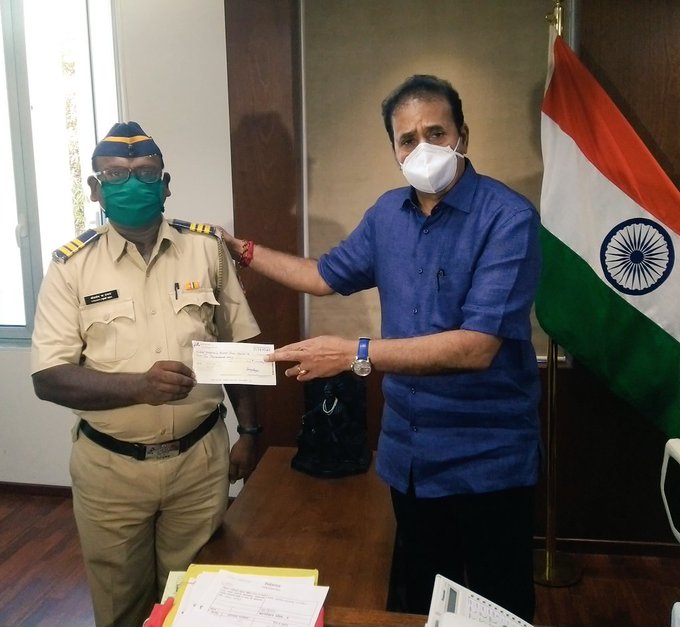 Salute Khaki ! Police constable donates donations to Home Minister to CM Corona Fund pda | खाकीला सॅल्यूट! पोलीस कॉन्स्टेबलने गृहमंत्र्यांकडे दिले डोनेशन, मदतीसाठी उचलला खारीचा वाटा