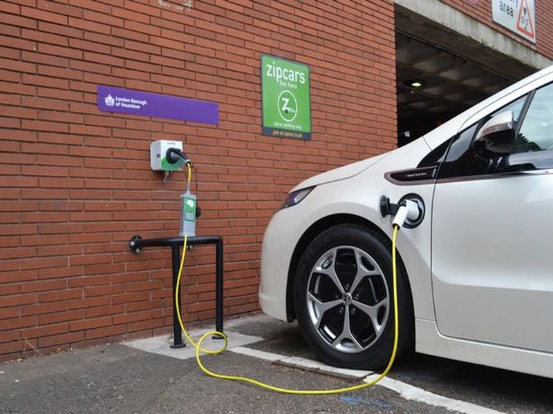 Electric Vehicle: 60 thousand petrol pumps in the country, only 350 e-charging stations | देशात अवघे 350 ई-चार्जिंग स्टेशन; कार चार्ज कशी करायची?