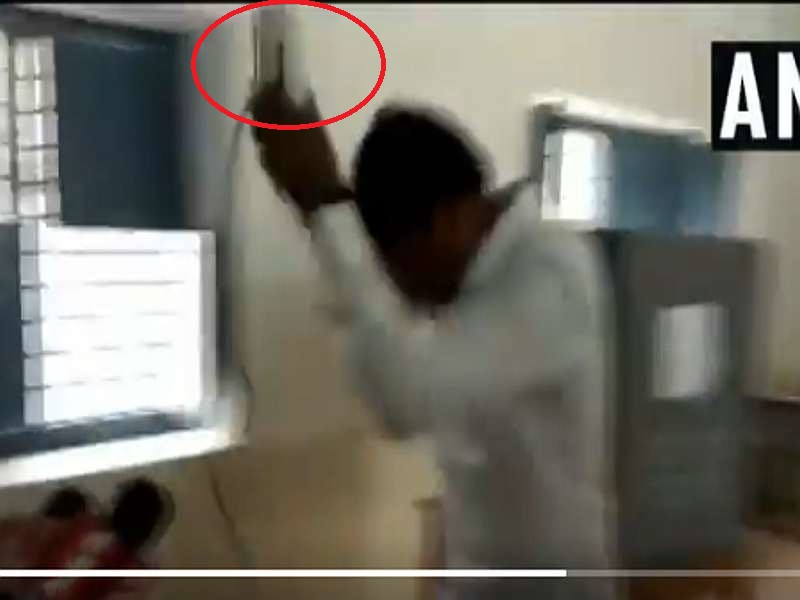 Video: A good candidate has hit the EVM ground, the police arrest the leader in andhra pradesh | Video : चक्क उमेदवारानेच EVM जमिनीवर आदळली, पोलिसांकडून पुढाऱ्याला अटक