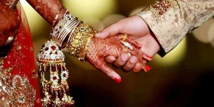 Even before the turmeric went down, the bride from Pune got married | हळद लागण्यापूर्वीच जळगावातून पुण्याच्या नववधूचे पलायन