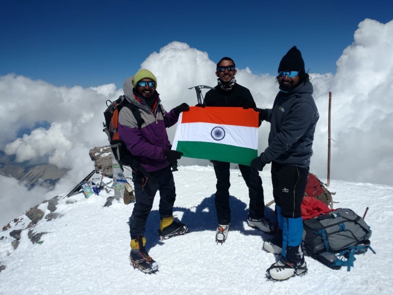 Jay kolhatkar successful ascent of the world highest peak Mount Everest | जगातील सर्वात उंच शिखर 'Mount Everest' वर जयची यशस्वी चढाई