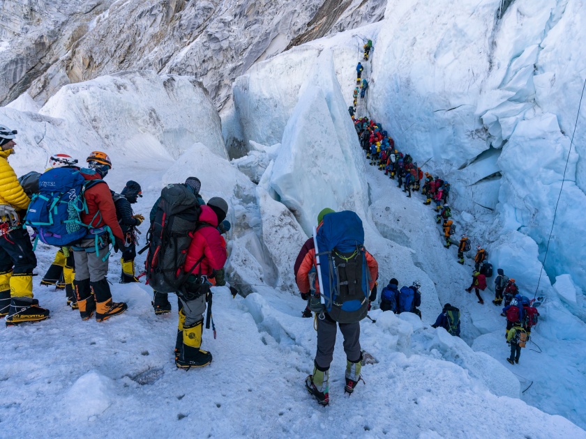 'Shop' for Everest; Foreign exchange greedy climbers? | एव्हरेस्टवारीचे ‘दुकान’; परकीय चलनाचा लोभ गिर्यारोहकांच्या मुळावर?