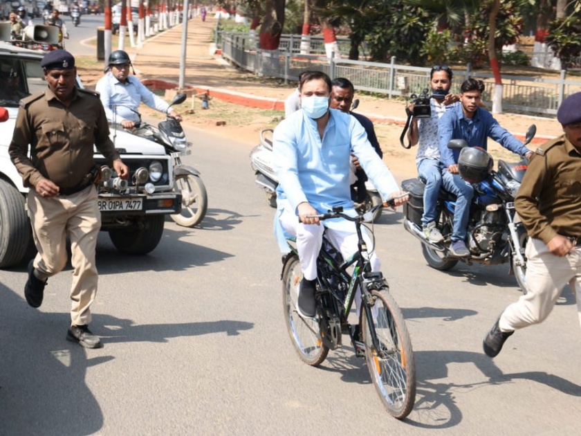 Protest against petrol price hike, tejashwi yadav reached Vidhan Bhavan by bicycle | पेट्रोल दरवाढीचा निषेध, तेजस्वी यादव यांनी सायकलवरून गाठलं विधानभवन