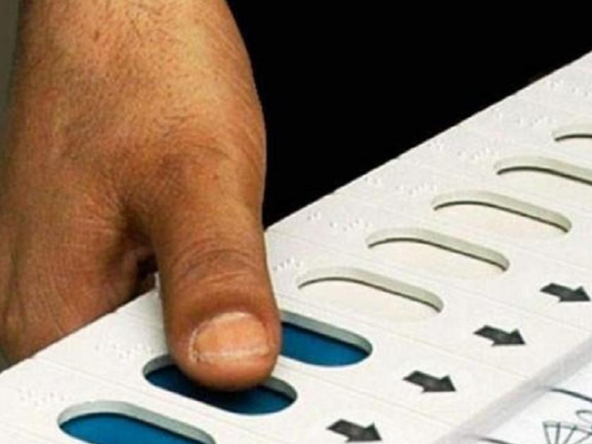 Boycott on voting in Mewapur in Latur, polling started after 4 hours after administration's efforts | लातूरातील मेवापुरात मतदानावर बहिष्कार, प्रशासनाच्या प्रयत्नानंतर ४ तासाने सुरु झाले मतदान