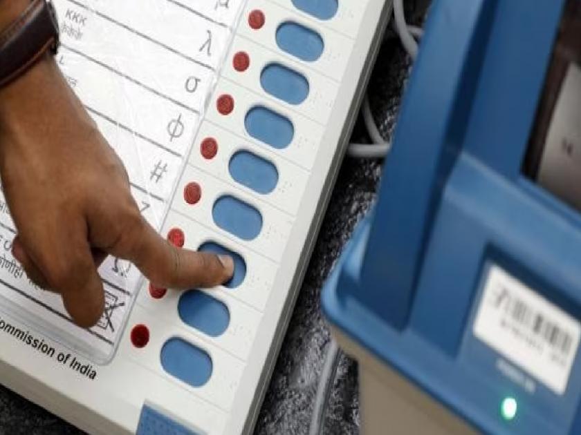 At the time of polling by one All the buttons pressed in the EVM machine in Ratnagiri-Sindhudurg Lok Sabha Constituency | Ratnagiri-Sindhudurg Lok Sabha Constituency: मतदाराने एकाचवेळी दाबली सर्व बटणे, अधिकाऱ्यांची तारांबळ