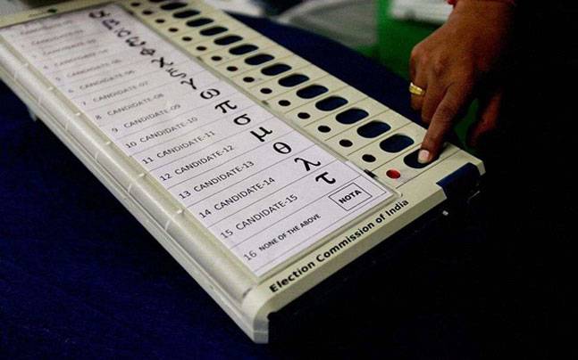 morangana gram panchayat election evm machine | ...अन् 'ती' ईव्हीएम मशीन मतदान केंद्रातच राहिली