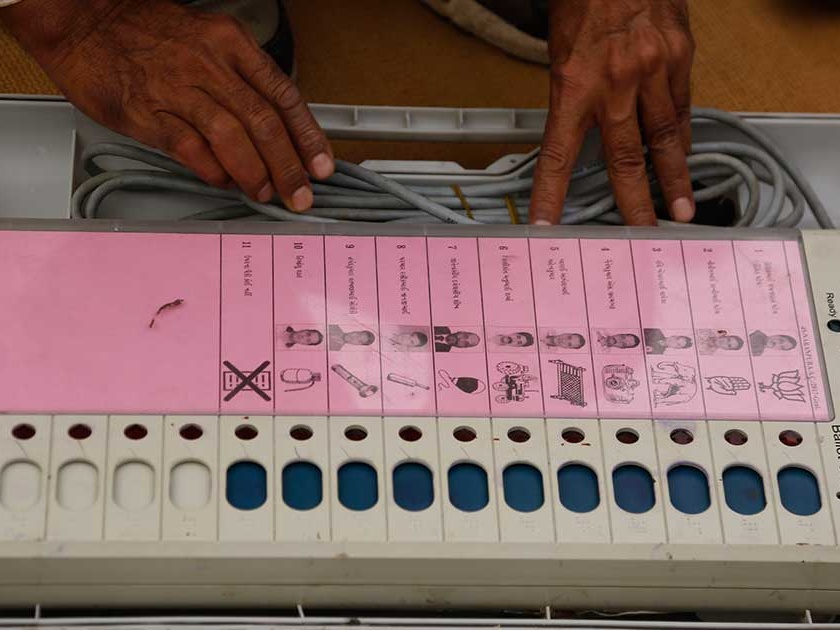 Evm machine broken at Kawatha polling station | कवठा येथे मतदाराने फोडले मतदान यंत्र; बॅलेटद्वारे मतदान घेण्याची मागणी