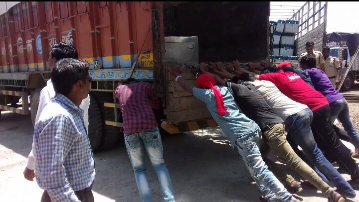 'Push to EVM vehicle in Buldhana | Video: ईव्हीएमच्या वाहनाला ‘दे धक्का’!