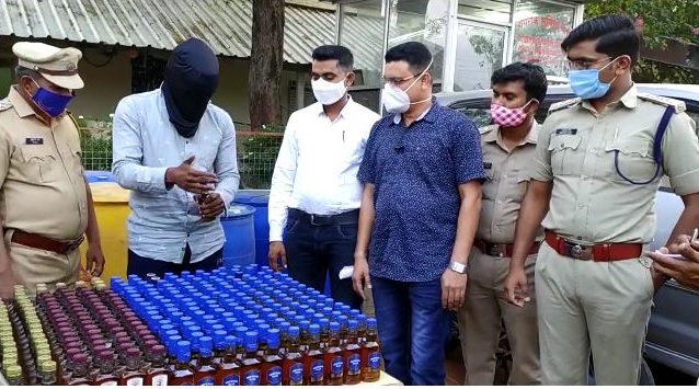 This is how fake alcohol is made; The accused in Pusad demonstrated to the police | अशी बनवतात बनावट दारू; पुसदमधील आरोपीने करून दाखवले पोलिसांना प्रात्यक्षिक
