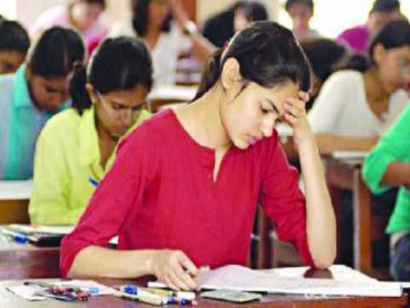 Raises confusion of final year students due to UGC's letter | यूजीसीच्या पत्रामुळे संभ्रम वाढला; अंतिम वर्षाच्या विद्यार्थ्यांवर परीक्षेची टांगती तलवार