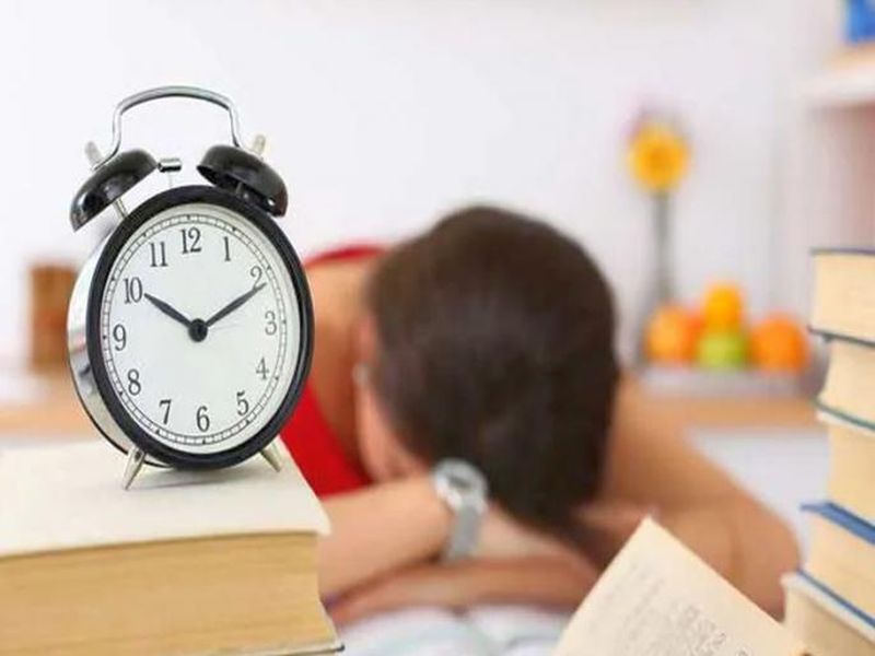 Sleep eight hour to improve exam performance and get good marks says study or research | परीक्षेपूर्वी 'ही' गोष्ट नक्की करा, कठिणातली कठीण पेपरमध्येही व्हाल पास