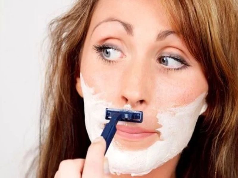 Excess facial hair in women reasons behind it | 'या' कारणाने महिलांच्या चेहऱ्यावर येतात अनावश्यक केस!