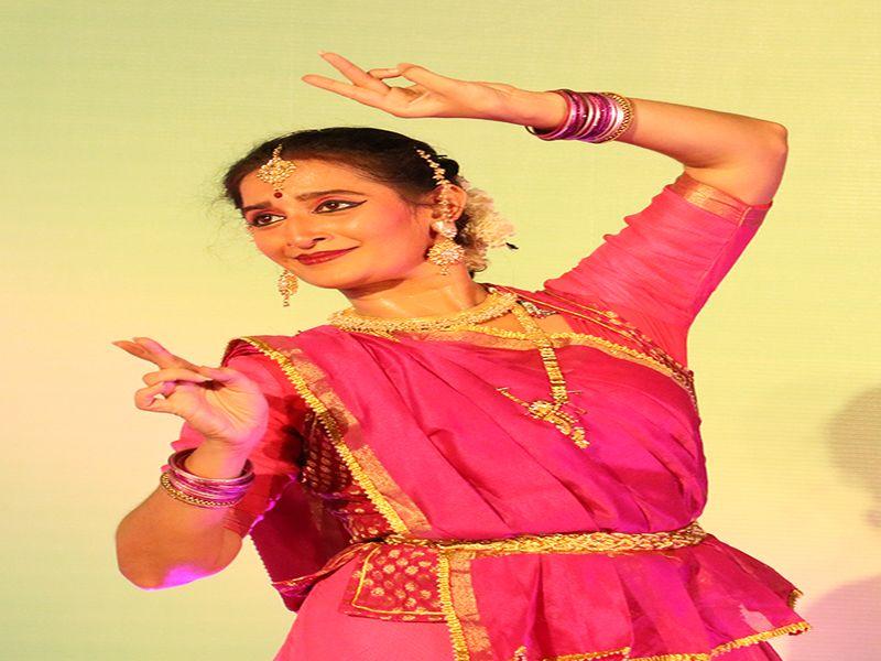 Excited response to Balangarharbh Music Festival | जळगावात मधूर गायन आणि बेधुंद नृत्याने रसिक झाले दंग, बालगंधर्व संगीत महोत्सवास उत्स्फूर्त प्रतिसाद