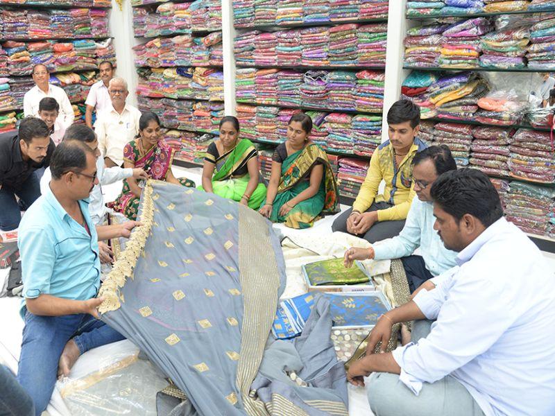 Excitement for buying Jalgaon cloth | जळगावात कापड खरेदीसाठी उत्साह