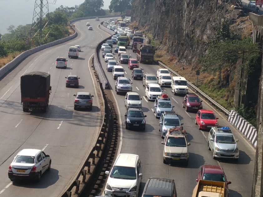 Traffic congestion on Pune-Mumbai Express Way | पुणे- मुंबई एक्सप्रेस वे'वर वाहतूक कोंडी