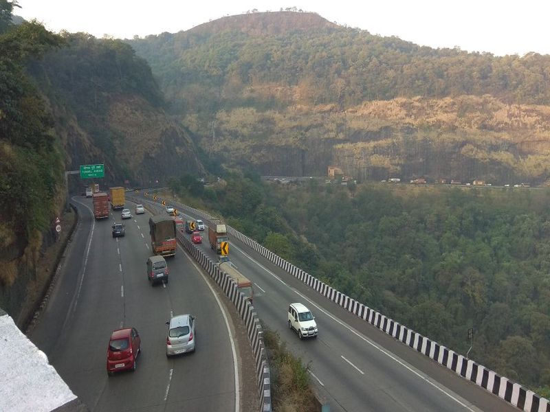  Mumbai-Pune Expressway breathed freely, due to frequent vacations, three-day traffic movement | मुंबई- पुणे द्रुतगती मार्गाने घेतला मोकळा श्वास, सलग सुट्टयांमुळे तीन दिवस होती वाहतूक कोंडी