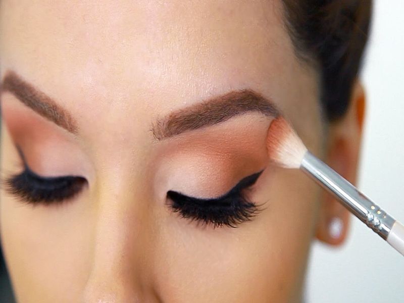 Is your makeup damaging your eyes know how | तुमचा मेकअप तुमच्या डोळ्यांना नुकसान तर पोहोचवत नाही ना?