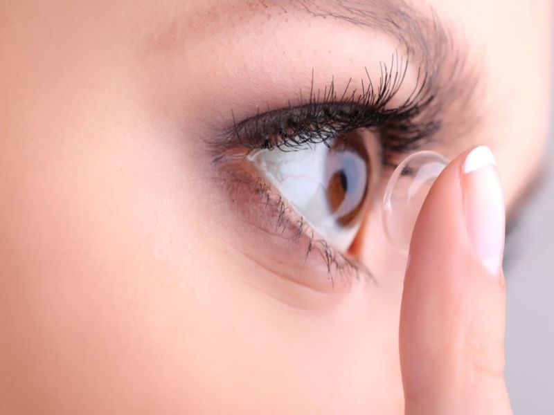 Eye makeup tips for contact lens wearers | जर तुम्ही कॉन्टॅक्ट लेन्स लावत असाल तर मेकअप करताना ही घ्या काळजी!