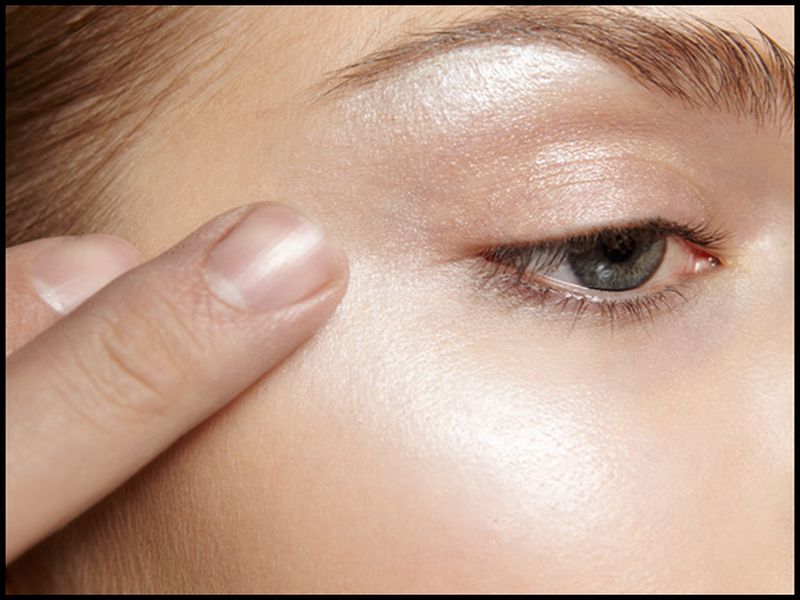 how to prevent eyebrows hair loos with easy steps | आयब्रोजचे केस गळत असतील तर 'हे' उपाय करतील मदत!