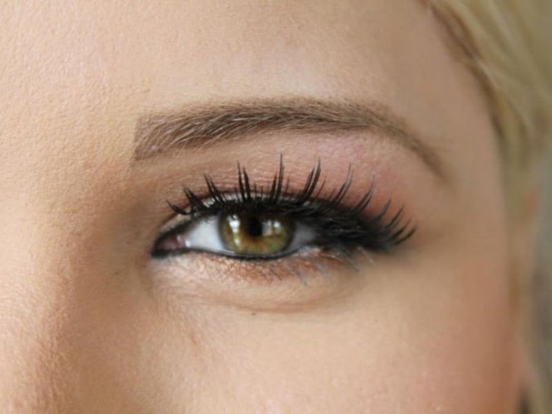 how to get long and strong eyelashes naturally | डोळ्यांच्या पापण्या दाट करण्यासाठी 'हे' घरगुती उपाय ठरतील फायदेशीर!
