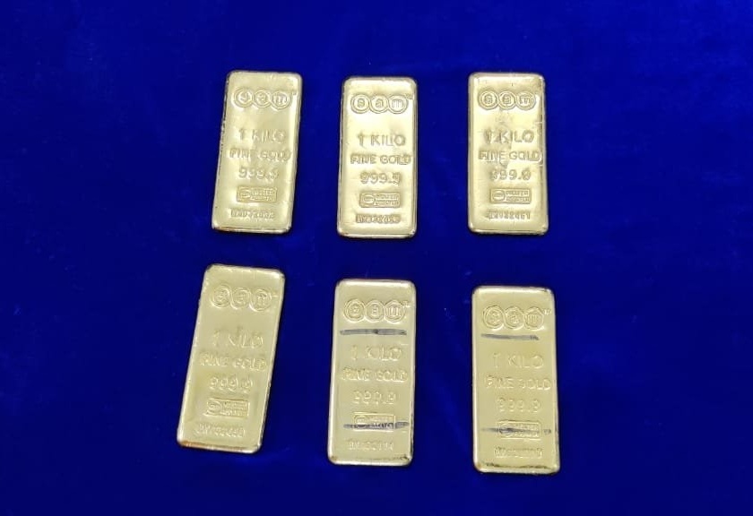 Crime : 6 kg gold biscuits seized from airport, customs action in chennai | Crime : विमानतळावरुन 6 किलो सोन्याची बिस्कीटे जप्त, कस्टमची कारवाई 
