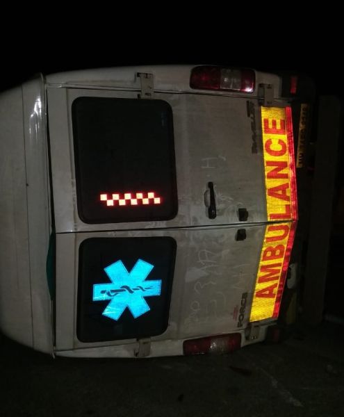 Ambulance overturned in Chandrapur district; Driver injured | चंद्रपूर जिल्ह्यात रुग्णवाहिका उलटली; चालक जखमी