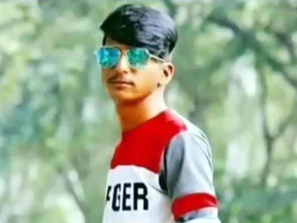 Shocking; Young man commits suicide by sending letter and video on sister's mobile | धक्कादायक; चिठ्ठी अन् व्हिडीओ बहिणीच्या मोबाईलवर पाठवून तरुणाची आत्महत्या