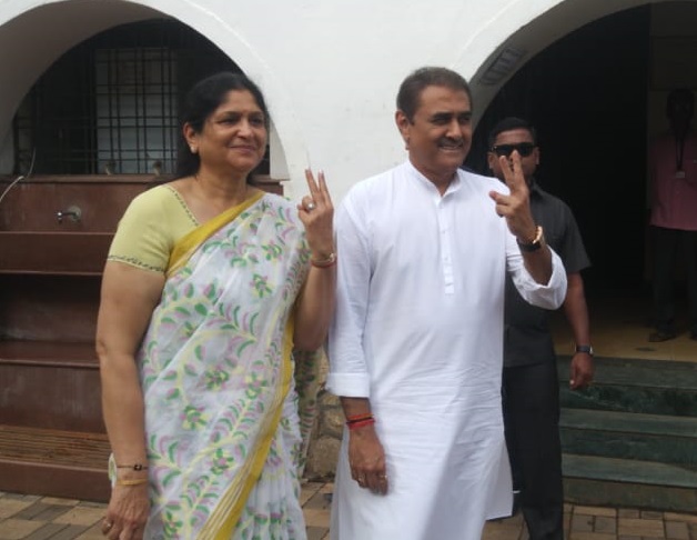 Candidates from Vidarbha voted with their families | Maharashtra Election 2019; विदर्भातील उमेदवारांनी कुटुंबियांसह केला मतदानाचा जागर