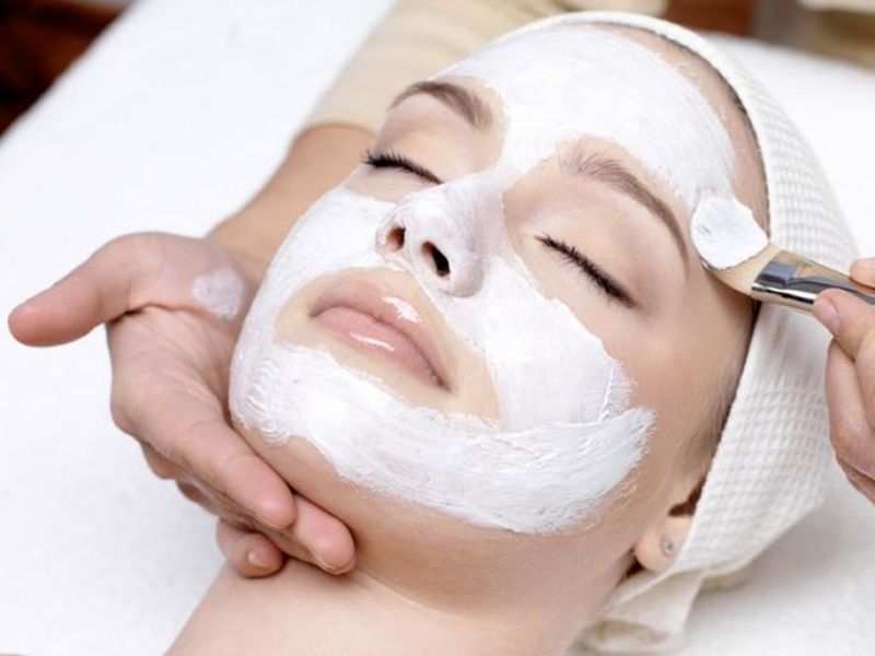 Use the natural bleach to refine the beauty of the skin | त्वचेचं सौंदर्य खुलवण्यासाठी 'या' घरगुती ब्लीचचा वापर करा!