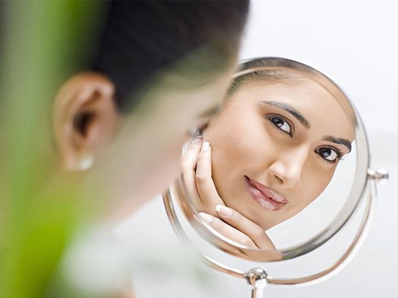Remember these things while removing unwanted facial hair | चेहऱ्यावरील अनावश्यक केस हटवताना या गोष्टींची घ्या काळजी!