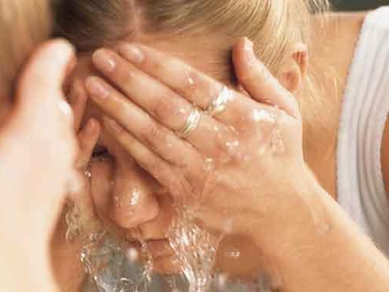 Five reason not to use face cleansing wips | चेहरा स्वच्छ करण्यासाठी वापरण्यात येणारी 'ही' गोष्ट त्वचेसाठी ठरते घातक