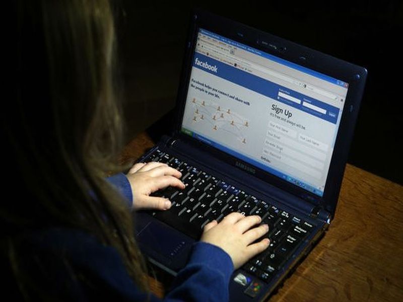 Facebook data of over 260 million users sold on dark web for Rs 41,000 rkp | फेसबुकच्या 26 कोटी युजर्सचा डेटा लिक, डार्क वेबवर हजारो रुपयांची लागली बोली