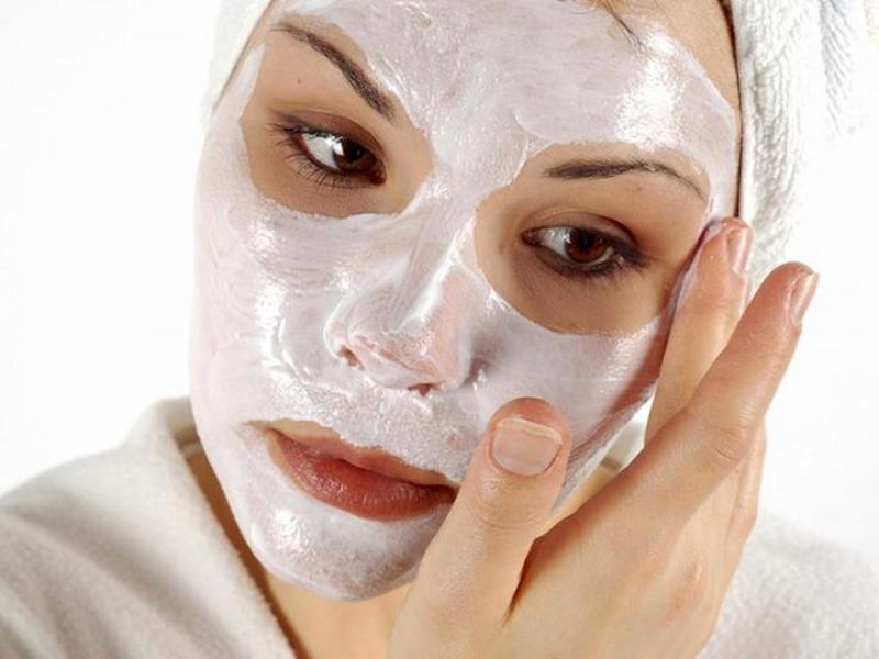 How to do facial at home in 4 easy steps | पार्लरमध्ये वेळ न घालवता घरच्या घरी 15 मिनिटात चेहरा उजळवण्याच्या सोप्या टिप्स!