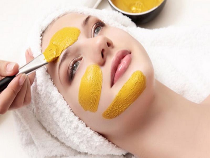 Homemade mango face mask solved pimple problem | त्वचेसाठी फायदेशीर ठरतो आंबा; पिंपल्स दूर करण्यासोबतच होतात अनेक फायदे